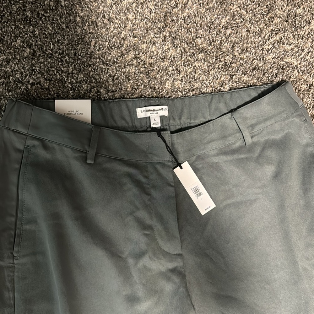 NWT! Banana Republic Gray Succulent
The Everyday Wide Leg Pant - Size Large - Picture 7 of 8